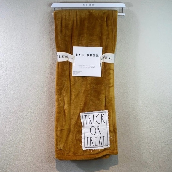 NWT Rae Dunn 50x60 Halloween Patch Plush Throw/Blanket TRICK OR TREAT Rust color - Picture 1 of 3